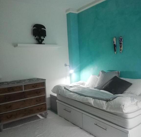 Chambre Standard Individuelle, Comfortable Single Bluing Room B&b