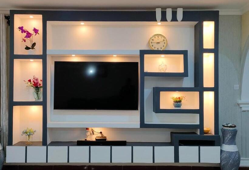 غرفة قياسية, Keeney House At St. Gabriel S