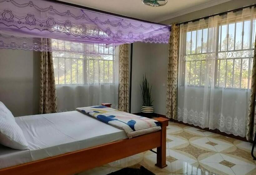 غرفة قياسية, Keeney House At St. Gabriel S