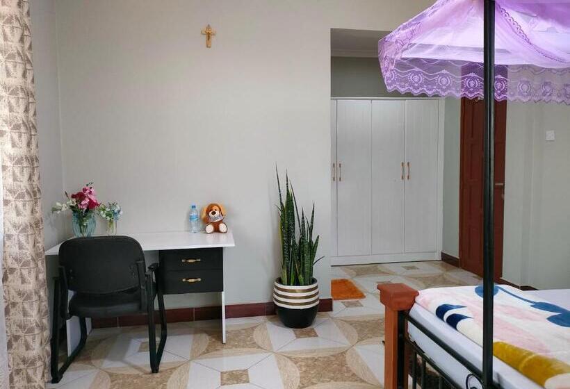 غرفة قياسية, Keeney House At St. Gabriel S