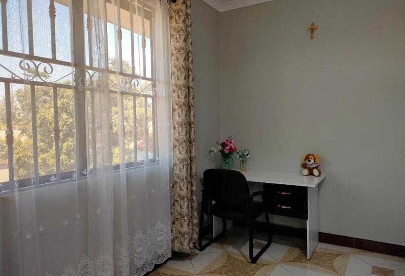 غرفة قياسية, Keeney House At St. Gabriel S