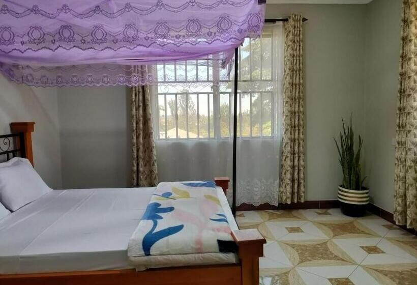 غرفة قياسية, Keeney House At St. Gabriel S