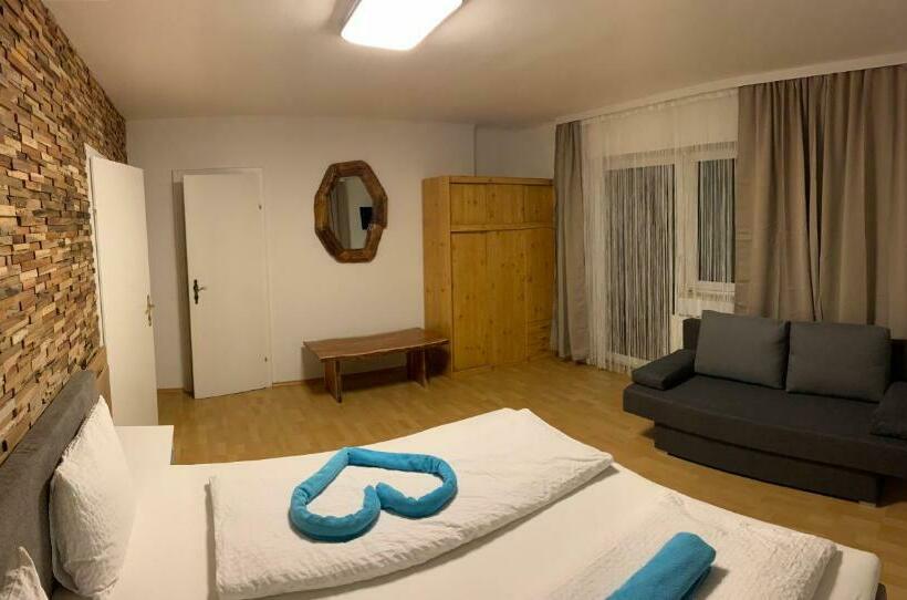 Quarto Triplo Estandar, Gasthaus & Hotel Backhendlstation