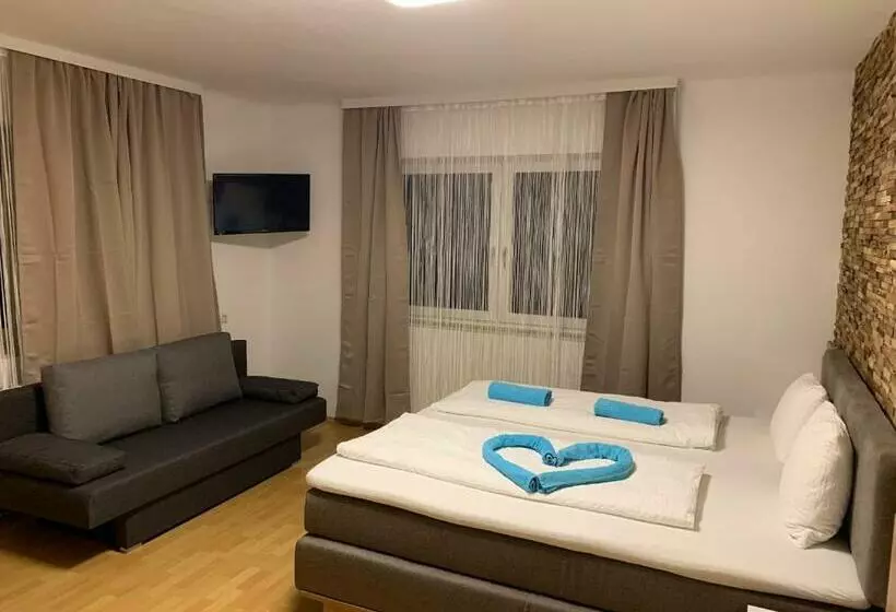 Standard Kolmen Hengen Huone, Gasthaus & Hotel Backhendlstation
