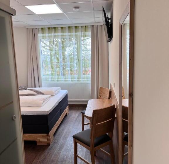 Номер Стандарт, Gasthaus & Hotel Backhendlstation