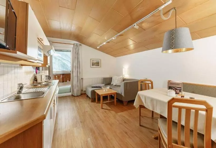 Huoneisto 1 Makuuhuone Allasnäkymä, Gästehaus Herrmann