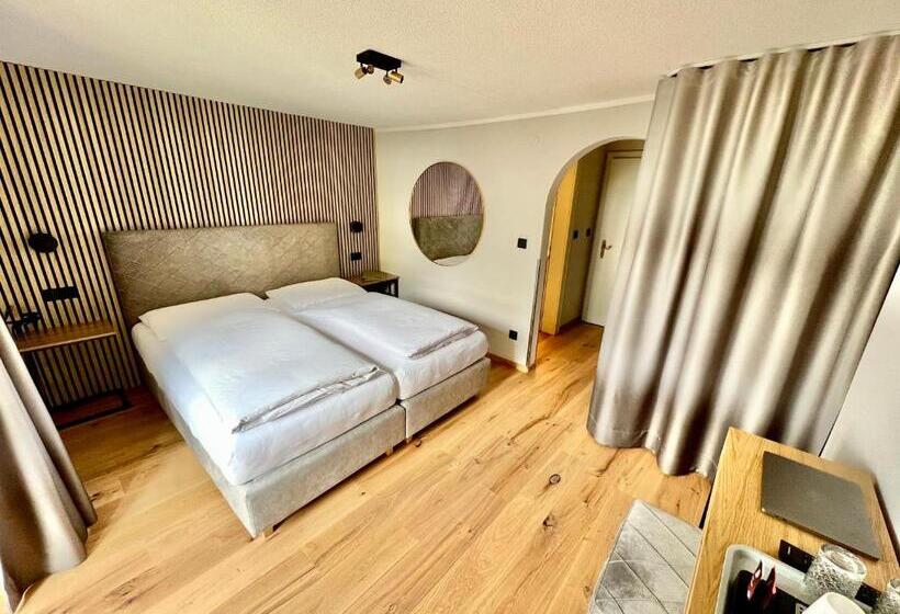 スタンダードルーム, Haus Schrofenstein