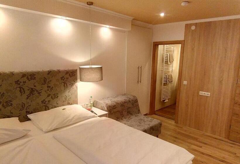 اتاق استاندارد سه نفره, Pension Wachau