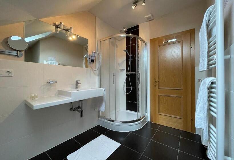 דירת שני חדרים, Residenz Royal