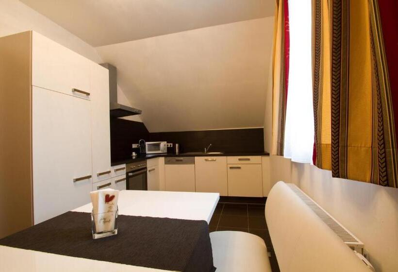 شقة غرفتين, Residenz Royal