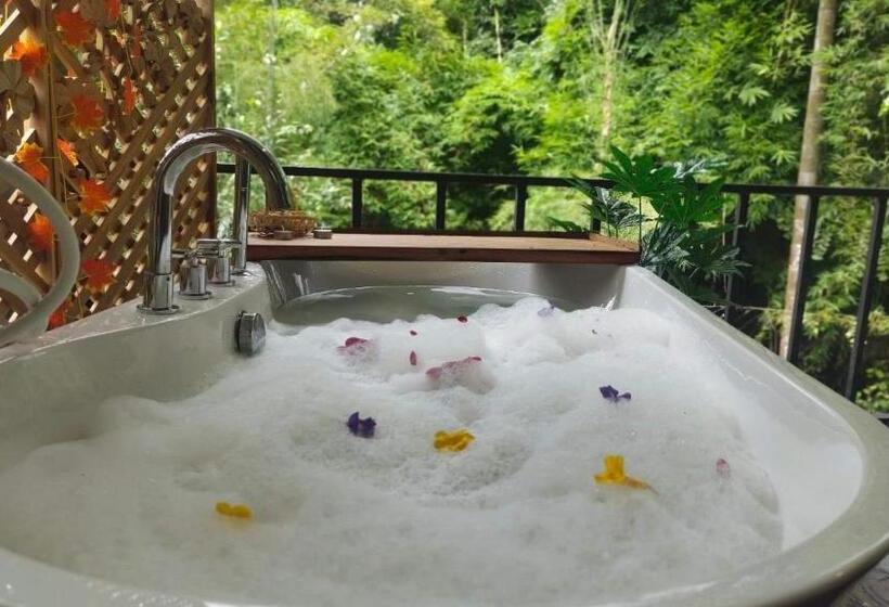 Трехместный Номер Стандарт с Балконом, สว้าฮิลล์ น่าน สะปัน   Sawa Hills