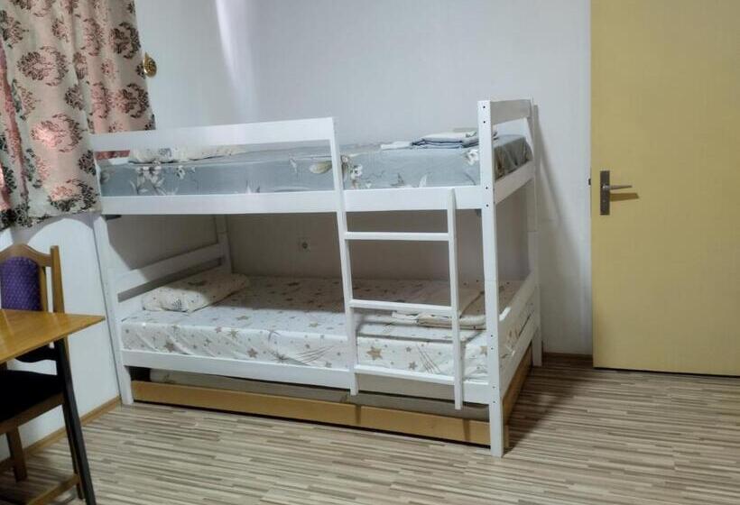 تختخواب در اتاق مشترک, Hostel Ora