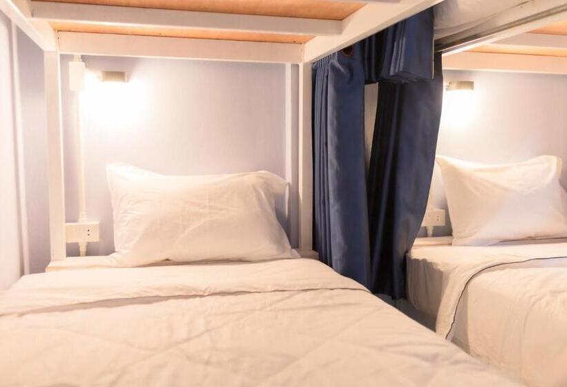 共用房间的床, Nacha Hostel, Koh Phi Phi, Krabi. Thailand