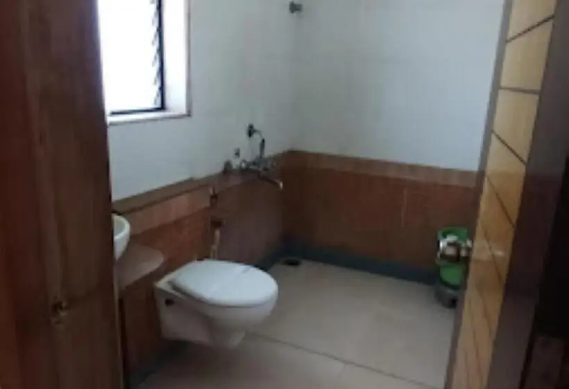 キングサイズベッドのデラックスルーム, Premier   Hotel In Saket Society Bhusawal