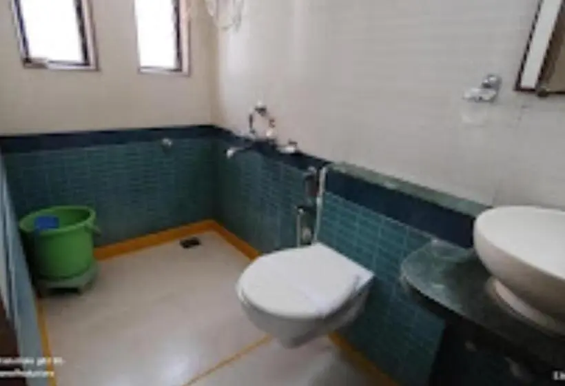 キングサイズベッドのデラックスルーム, Premier   Hotel In Saket Society Bhusawal