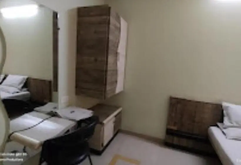 キングサイズベッドのデラックスルーム, Premier   Hotel In Saket Society Bhusawal