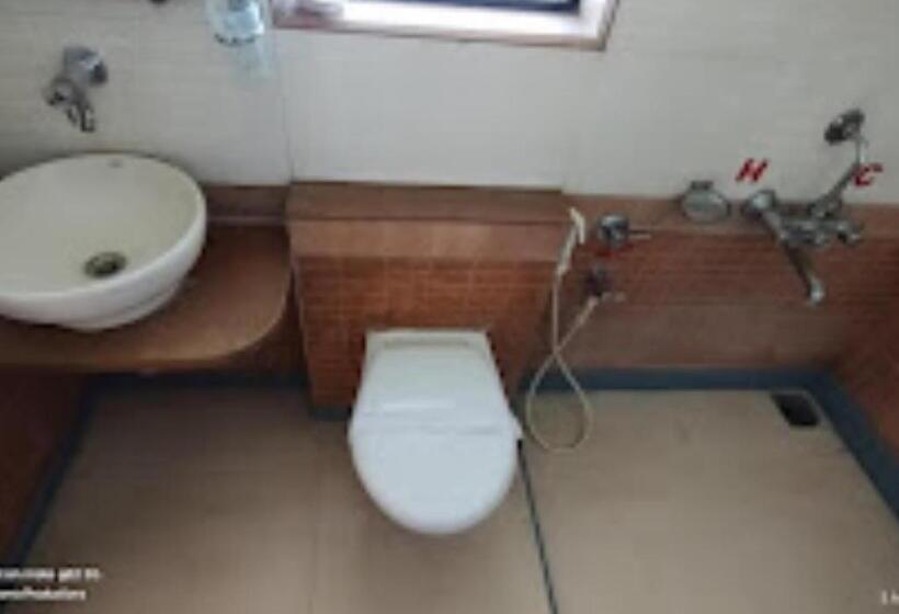 חדר דחוקס עם מיטת קינג, Premier   Hotel In Saket Society Bhusawal