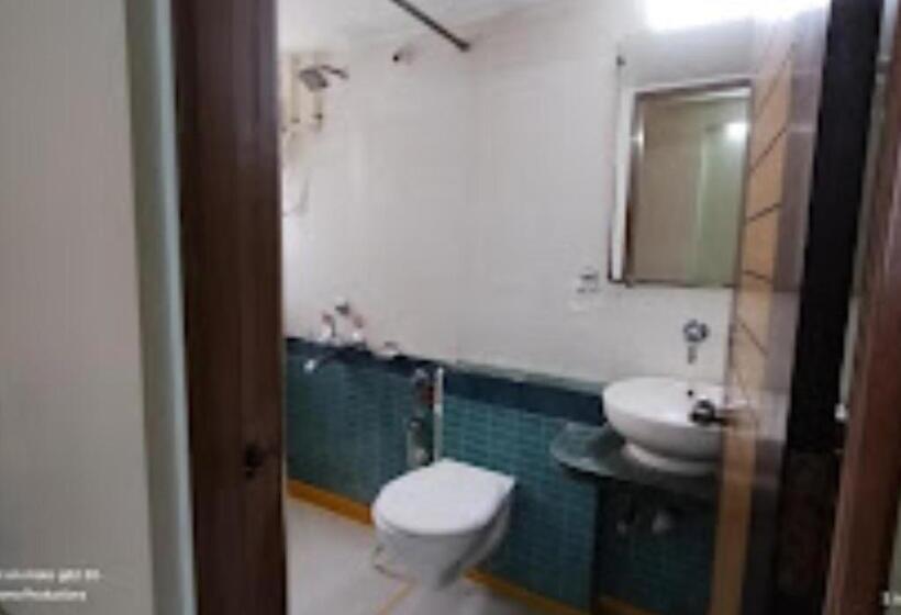 חדר דחוקס עם מיטת קינג, Premier   Hotel In Saket Society Bhusawal