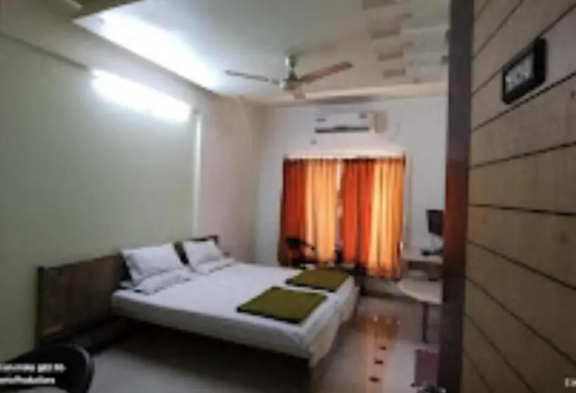 キングサイズベッドのデラックスルーム, Premier   Hotel In Saket Society Bhusawal