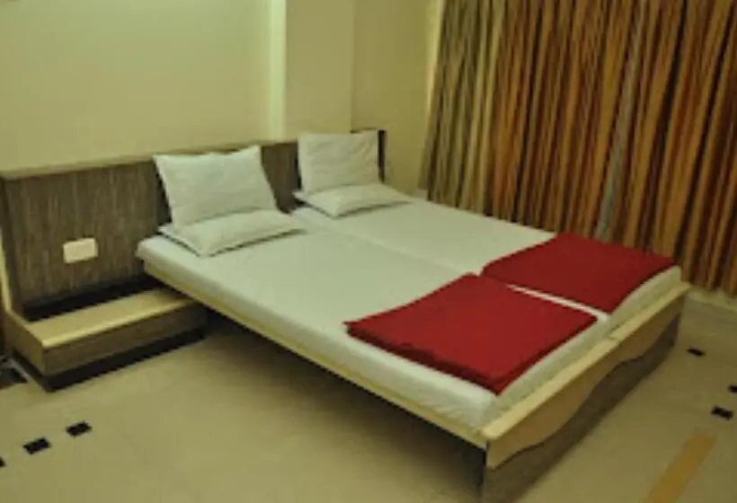 キングサイズベッドのデラックスルーム, Premier   Hotel In Saket Society Bhusawal