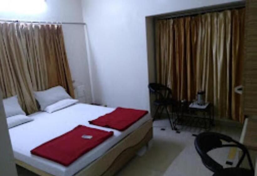 غرفة ديلوكس سرير كينج, Premier   Hotel In Saket Society Bhusawal