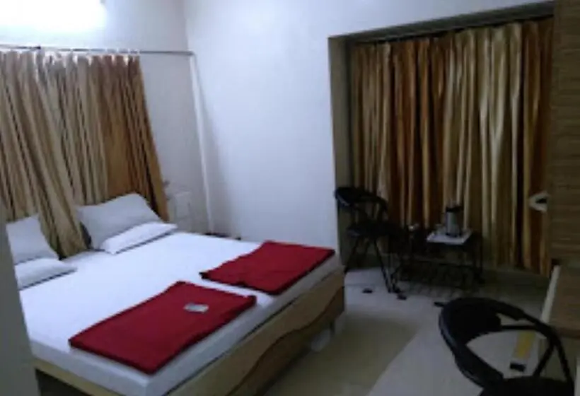 キングサイズベッドのデラックスルーム, Premier   Hotel In Saket Society Bhusawal