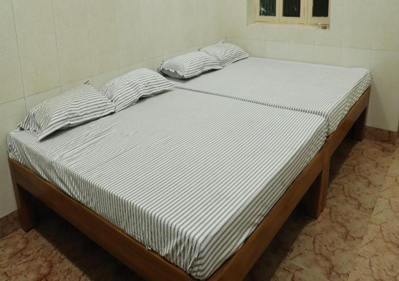 חדר משפחתי, Clinton Guest House