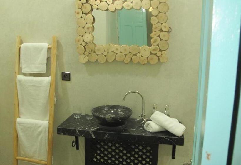 بانگلوی استاندارد, Family Village Marrakech