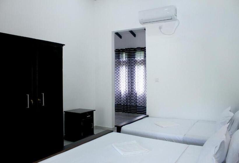 غرفة قياسية ثلاثية, Teya Beach