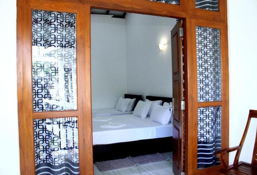 غرفة قياسية ثلاثية, Teya Beach