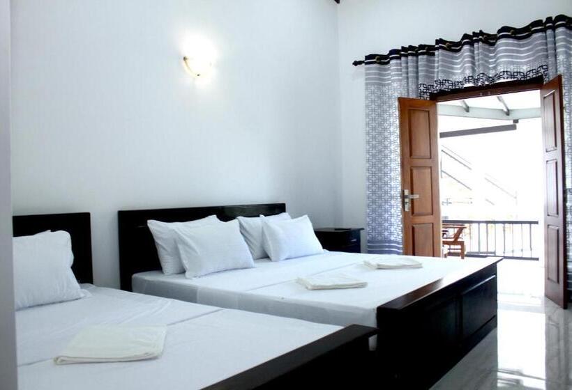 غرفة قياسية ثلاثية, Teya Beach