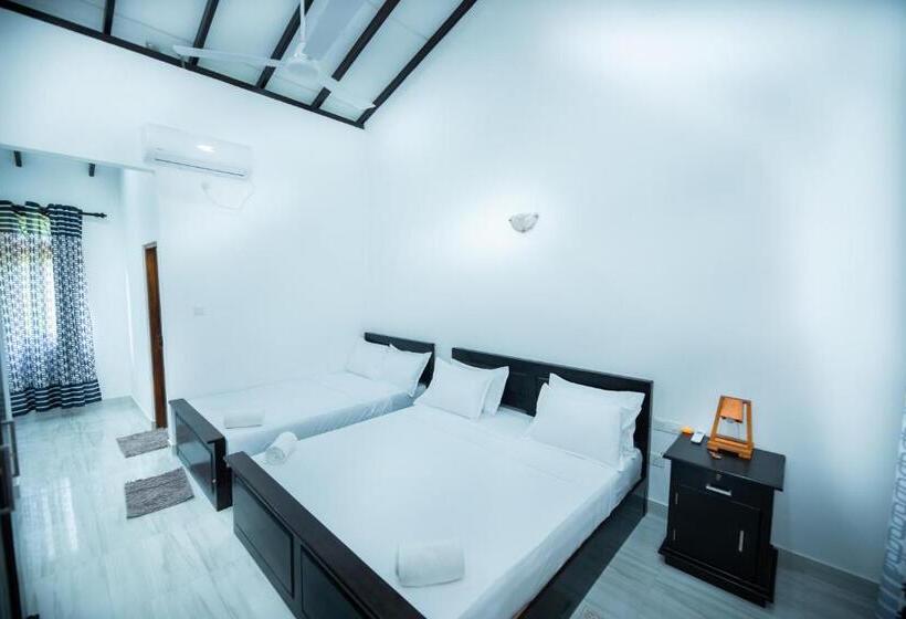 غرفة قياسية ثلاثية, Teya Beach