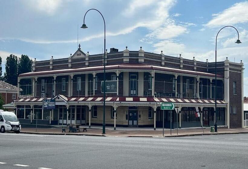 חדר משפחתי, The Bolt Inn