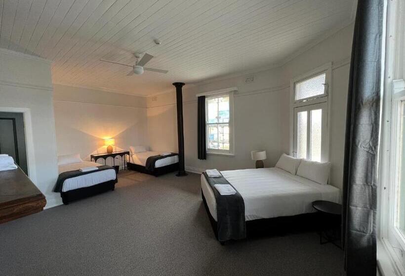 חדר משפחתי, The Bolt Inn