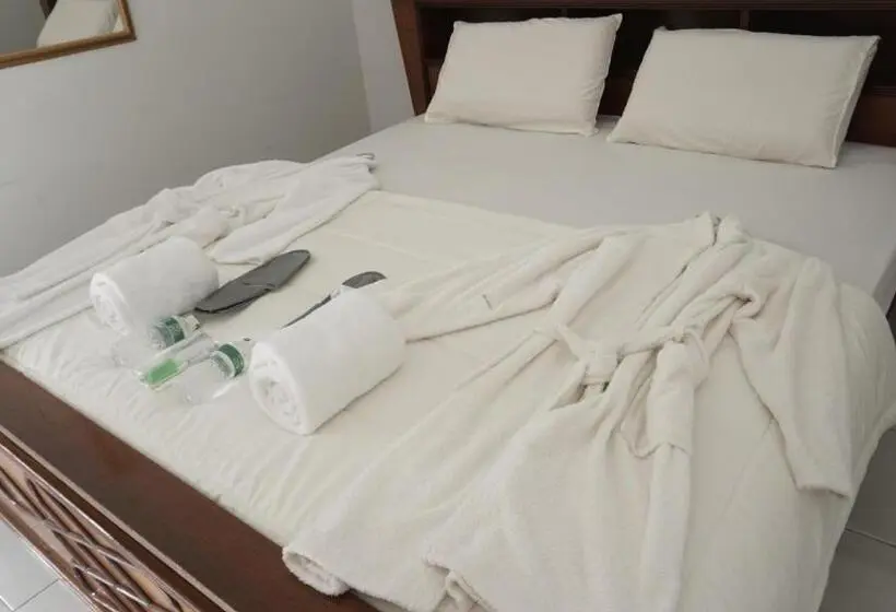 キングサイズベッドのスタンダードルーム, Mutiara Guest House Syariah