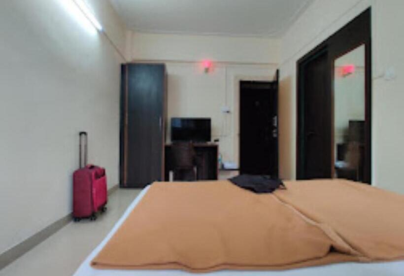 חדר דלוקס, Shreeman ,satara