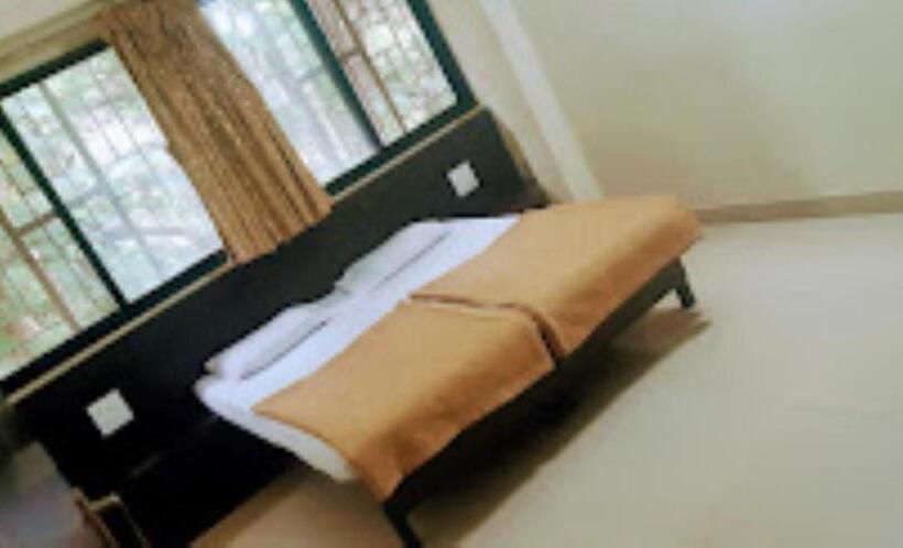 חדר דלוקס, Shreeman ,satara