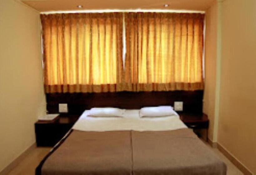 חדר דלוקס, Shreeman ,satara