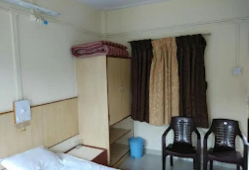 Standard Yhden Hengen Huone, Shreeman ,satara