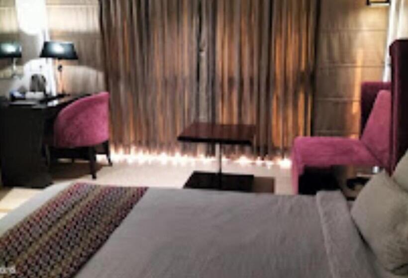 Quarto Deluxe, Siddharth Premiere Chandrapur