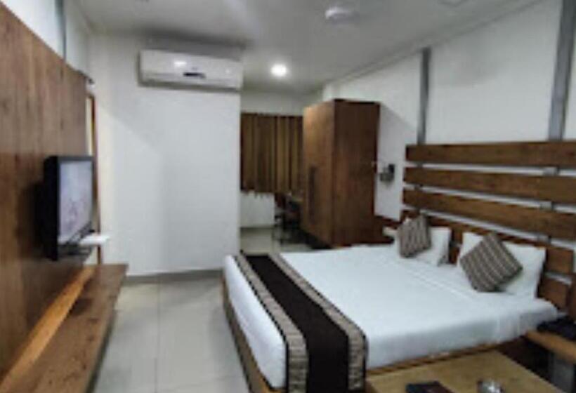 Quarto Deluxe, Siddharth Premiere Chandrapur