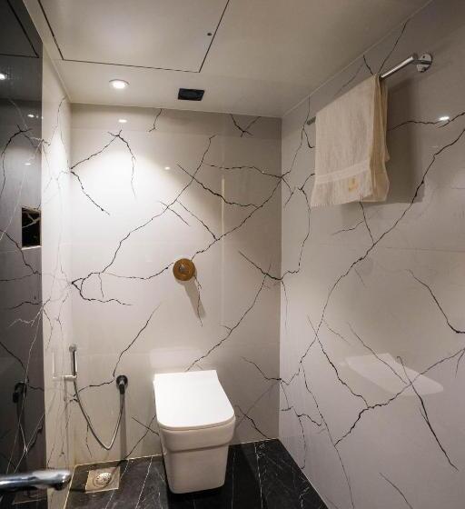 Perhehuone, The Platinum