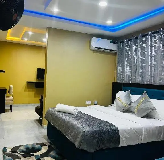 سوییت اجرایی, New Heights Castle Hotels