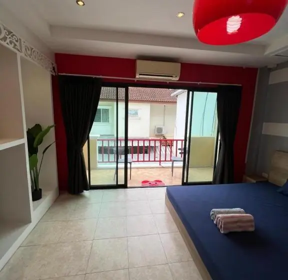 バルコニー付きデラックスルーム, Petunya Phuket Guest House