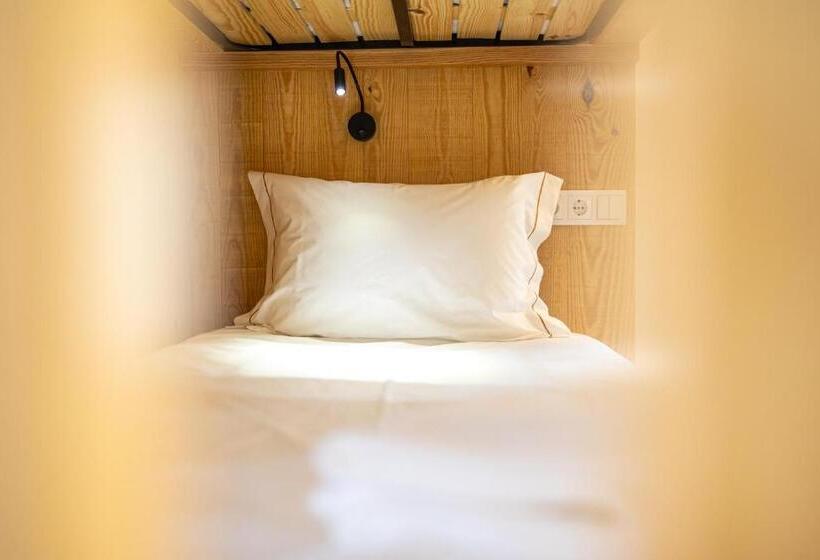 共用房间的床, Watts House