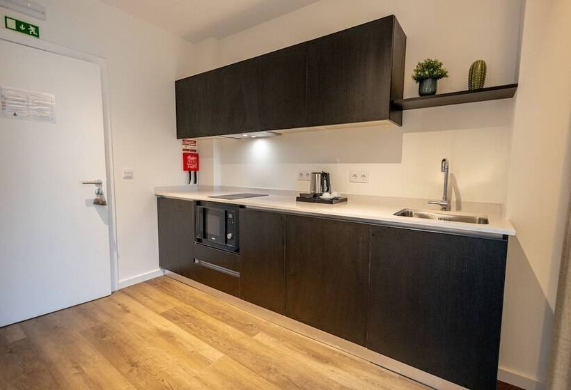 豪华房间, Watts House