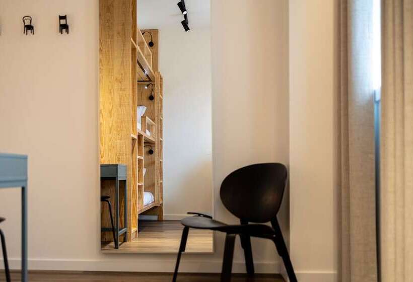 共用房间的床, Watts House