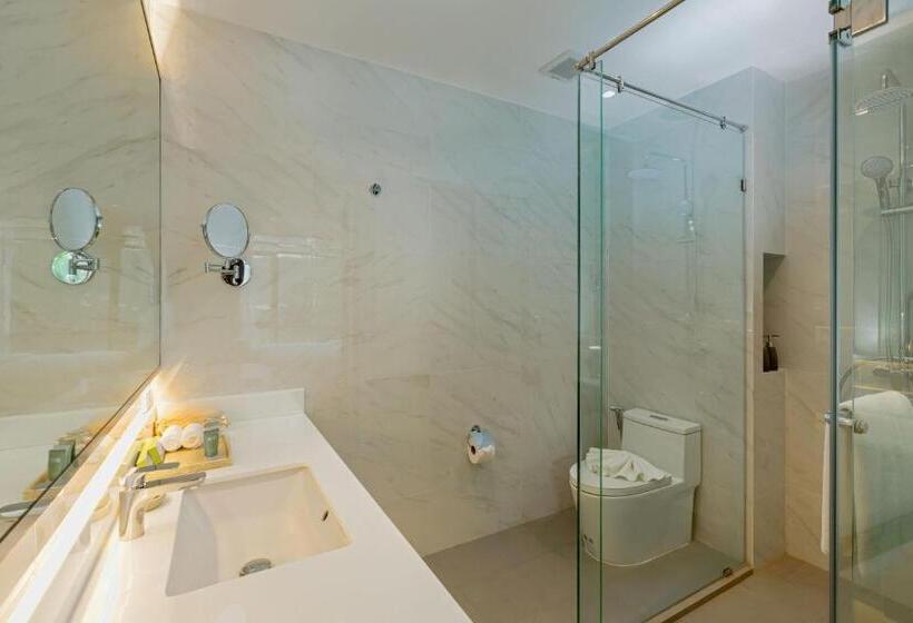 带大床的豪华间, Wyndham Garden Naithon Phuket