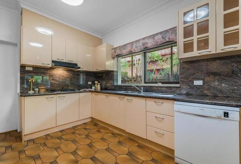 ガーデンビュースタンダードルーム, Pyne House