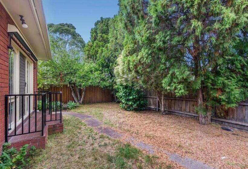 バス共有のスタンダードルーム, Pyne House